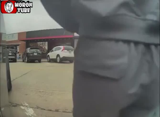 Video :A lady criticizes Trump and Musk's policies by rubbing her buttocks against a Tesla